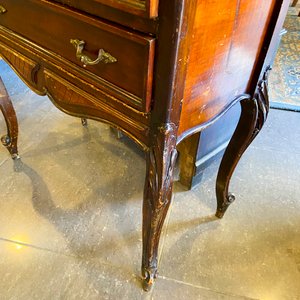 Cómoda Antigua de Madera con Cajones y Patas Curvas - imagen 2