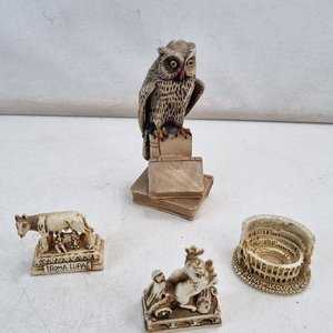 Conjunto Figuras Decorativas Roma: Loba Capitolina, Coliseo, Lechuza y Carro Romano - imagen 2