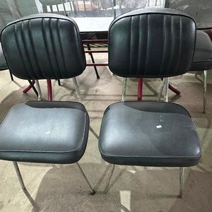Mesa de vidrio con 6 sillas tapizadas, estilo moderno - imagen 3