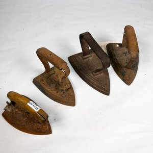 Lote de 4 Planchas Antiguas de Hierro con Mangos de Madera - imagen 2