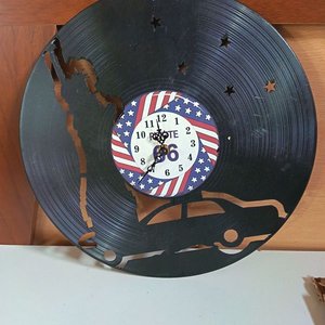 Par de Relojes Decorativos: Uno de Vinilo "Route 66" y Otro Plateado - imagen 2