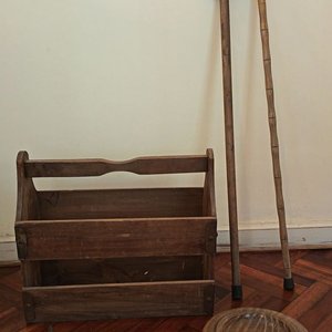 Lote siguiente: Revistero de Madera con Dos Bastones y Plato Decorativo