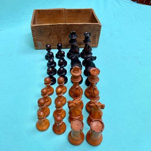 Espectacular juego de ajedrez antiguo con sus piezas realizadas en madera laqueada. Completo con sus 32 piezas. - imagen 10