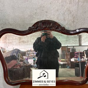 Lote siguiente: Espejo Antiguo con Marco de Madera Tallada