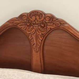 Cama de Madera Tallada Estilo Clásico para Dos Plazas - imagen 6