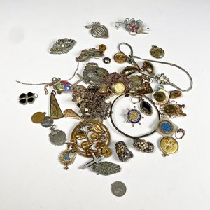Lote anterior: Lote de 57 Piezas de Bisutería: Cadenas, Caravanas, Prendedores y Colgantes