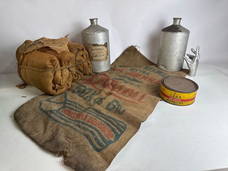 Lote siguiente: Arpillera Nueva con Propaganda y Varios Envases