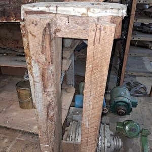 Lote siguiente: Mesa y Taburete de Trabajo Rústico en Madera