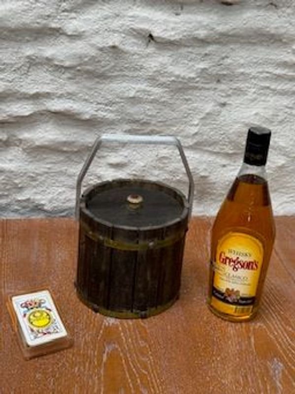 Lote de hielera, mazo de cartas y botella de Gregsons