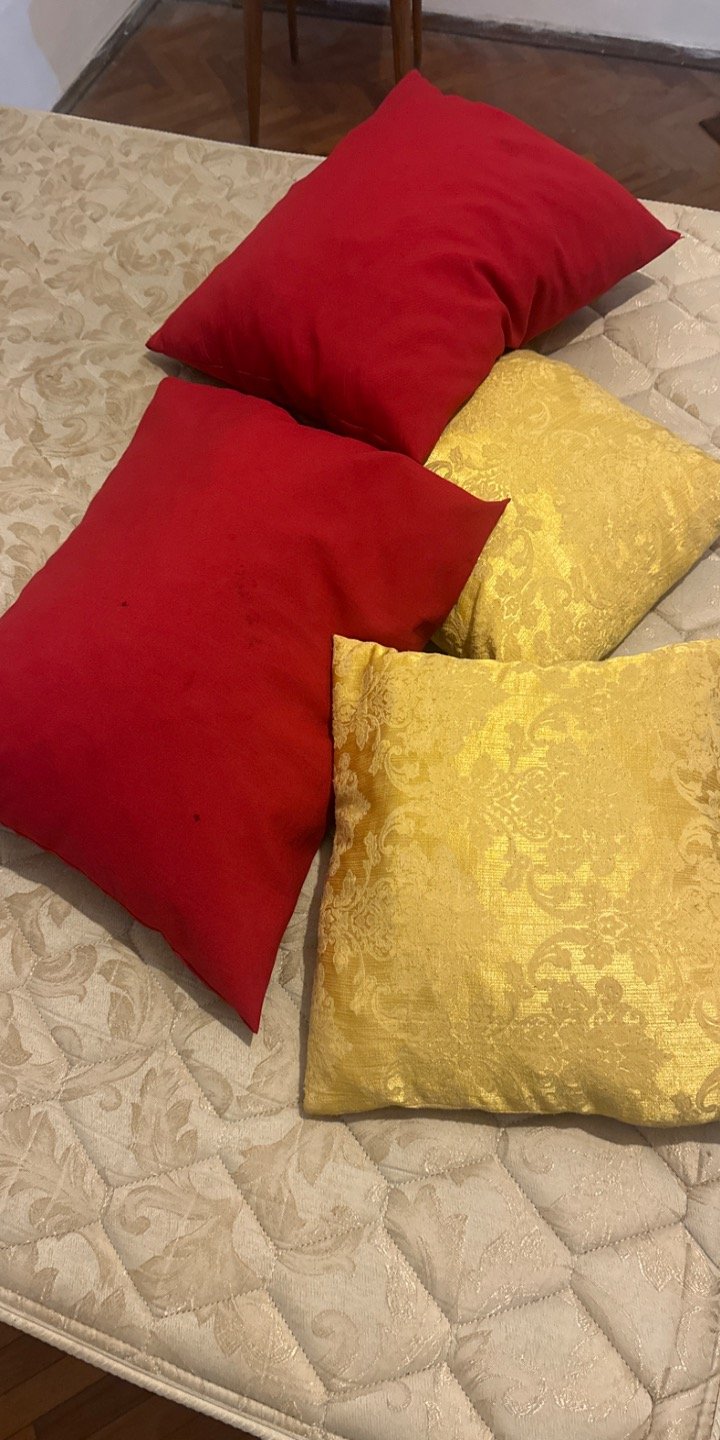 Set de 4 Almohadones Decorativos Rojos y Dorados