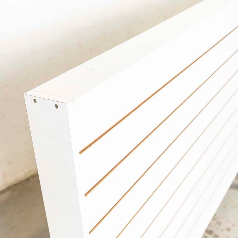 Exhibidor de MDF melamínico con patas cromadas - imagen 3