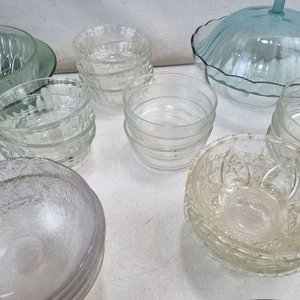 Lote de 28 Piezas de Cristalería Surtida: Copas, Bowls, Tazas y Fuentes - imagen 4