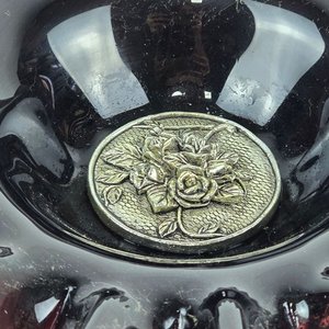 Centro de Mesa Vintage Vidrio Bordó con Base Metálica Ornamentada - imagen 6