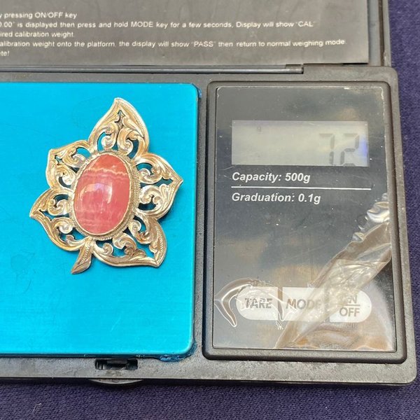 Prendedor de plata con diseño floral y piedra ovalada - imagen 6