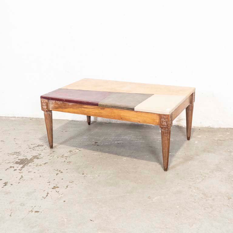 Lote siguiente: Mesa de living estilo Luis XVI con tapa tapizada en varios tonos