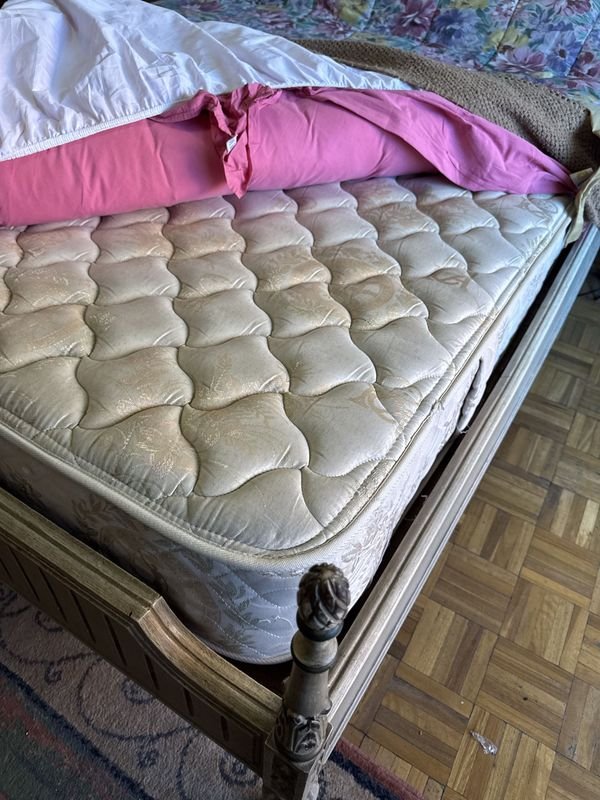 Lote siguiente: Colchón de resortes sano sin manchas