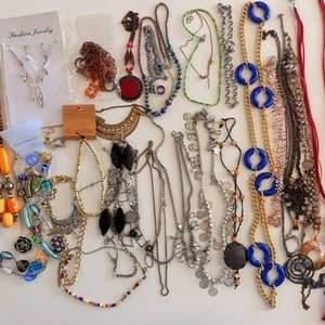 Lote siguiente: Lote de Collares y Bijouterie Variada