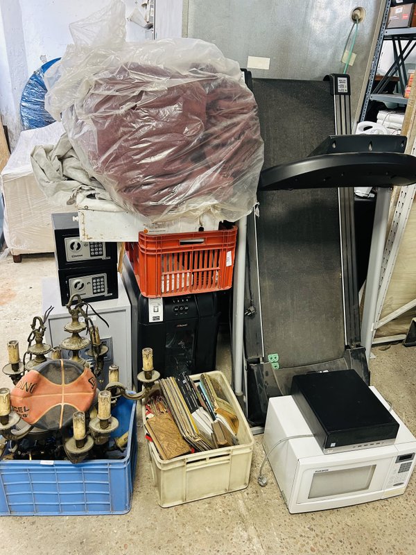 Lote de Varios: Candelabros, Cajas Fuertes, Microondas y Más