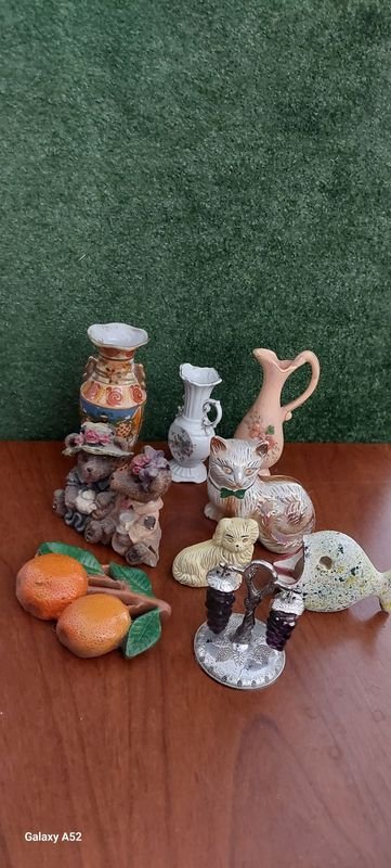 Lote siguiente: Colección de adornos decorativos y útiles