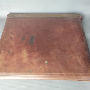 Lote siguiente: Carpeta de Escritorio Antigua de Cuero y Bronce