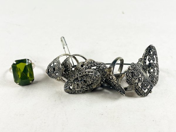 Lote de Siete Anillos Variados con Piedra Verde y Diseños Calados - imagen 1