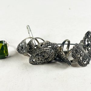 Lote anterior: Lote de Siete Anillos Variados con Piedra Verde y Diseños Calados