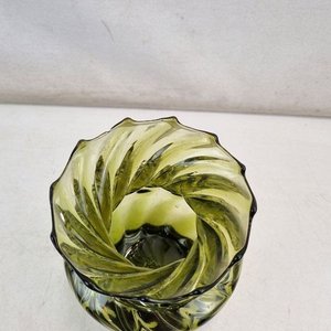 Florero de Vidrio Soplado Verde y Negro con Diseño Espiral y Boca Ondulada - imagen 3