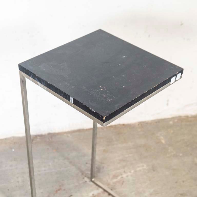 Mesita de sala con base de acero inoxidable y tapa de madera - imagen 2