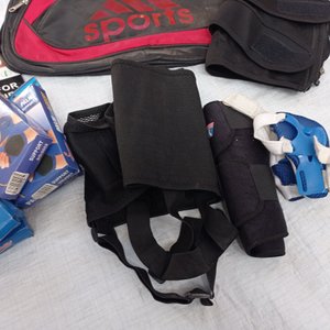 Veinte piezas: rodilleras + tobilleras + fajas + bolso deportivo - imagen 4