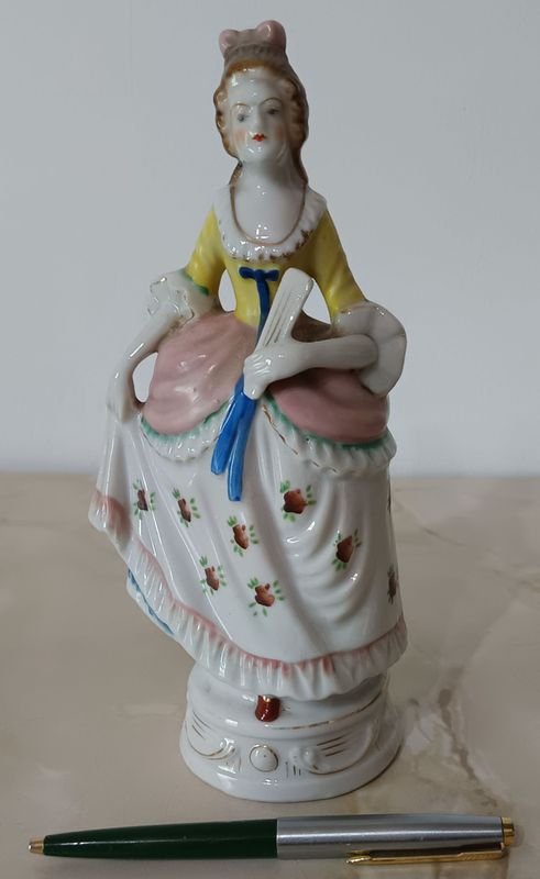 Lote anterior: Estatuilla de cerámica japonesa con motivo clásico