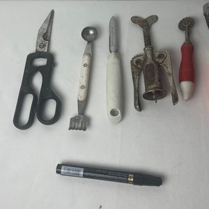Set de 5 Utensilios de Cocina Antiguos: Cuchara Medidora, Pelador, Sacacorchos y Más - imagen 6