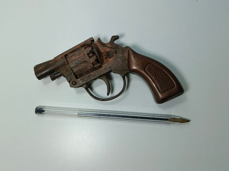 Antiguo juguete revolver de hierro y plástico duro - imagen 2
