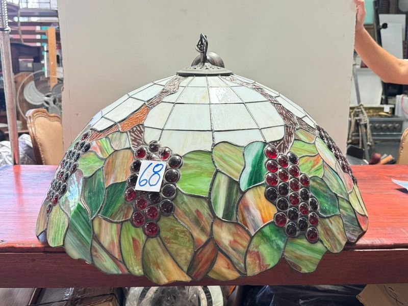 Lote siguiente: Lámpara de techo estilo Tiffany, antigua, con diseño de vidrio estampado y motivos de uva