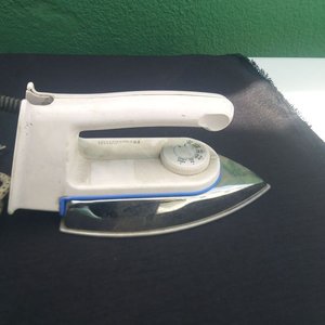 Lote anterior: Lote de 3 Planchas Eléctricas, Dos a Vapor