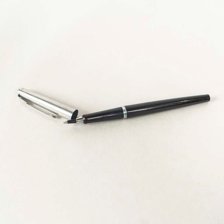 Lapicera Parker Clásica Negra y Plateada