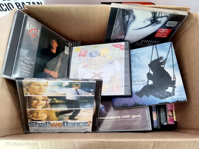 Colección de CDs y accesorios en buen estado - imagen 5