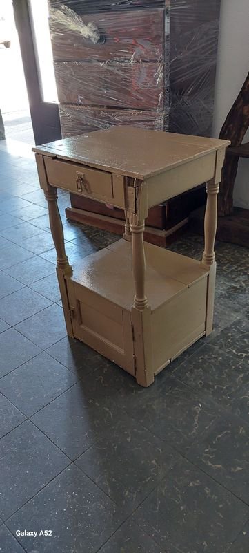Noche de mesa en madera con cajón y puerta - imagen 2