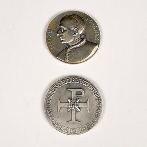 Dos Medallas Metálicas Congreso Eucarístico Internacional Río de Janeiro 1955 con Estuche - imagen 2