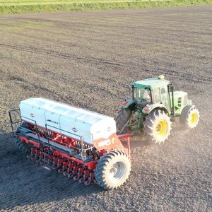 Sembradora Kuun con Tractor John Deere - imagen 3