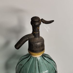 Sifón Antiguo de Vidrio Verde "La Capital" con Pico de Metal - imagen 2