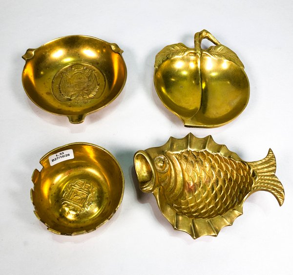 Lote de Cuatro Ceniceros Vintage de Bronce - imagen 1