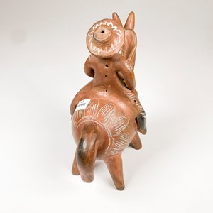 Figura de cerámica artesanal de personaje a caballo con niño - imagen 5
