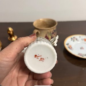 Juego de Loza Antigua: Taza, Plato y Recipientes Decorados - imagen 5