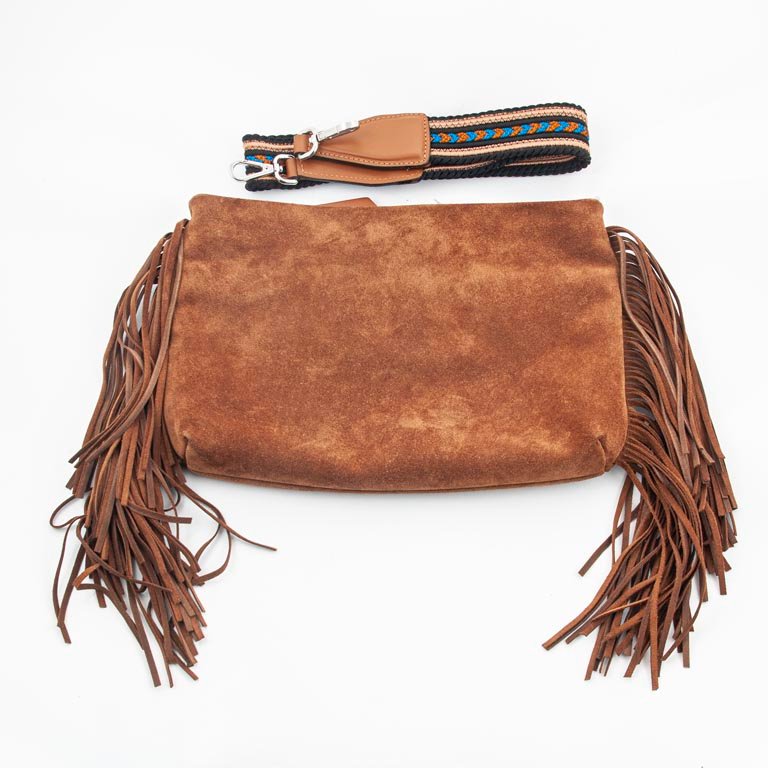 Cartera de Cuero Marrón con Flecos y Correa Estampada