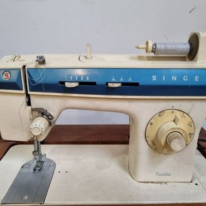 Máquina de Coser Singer Facilita Empotrada en Mueble de Madera con Mesa Rebatible - imagen 6