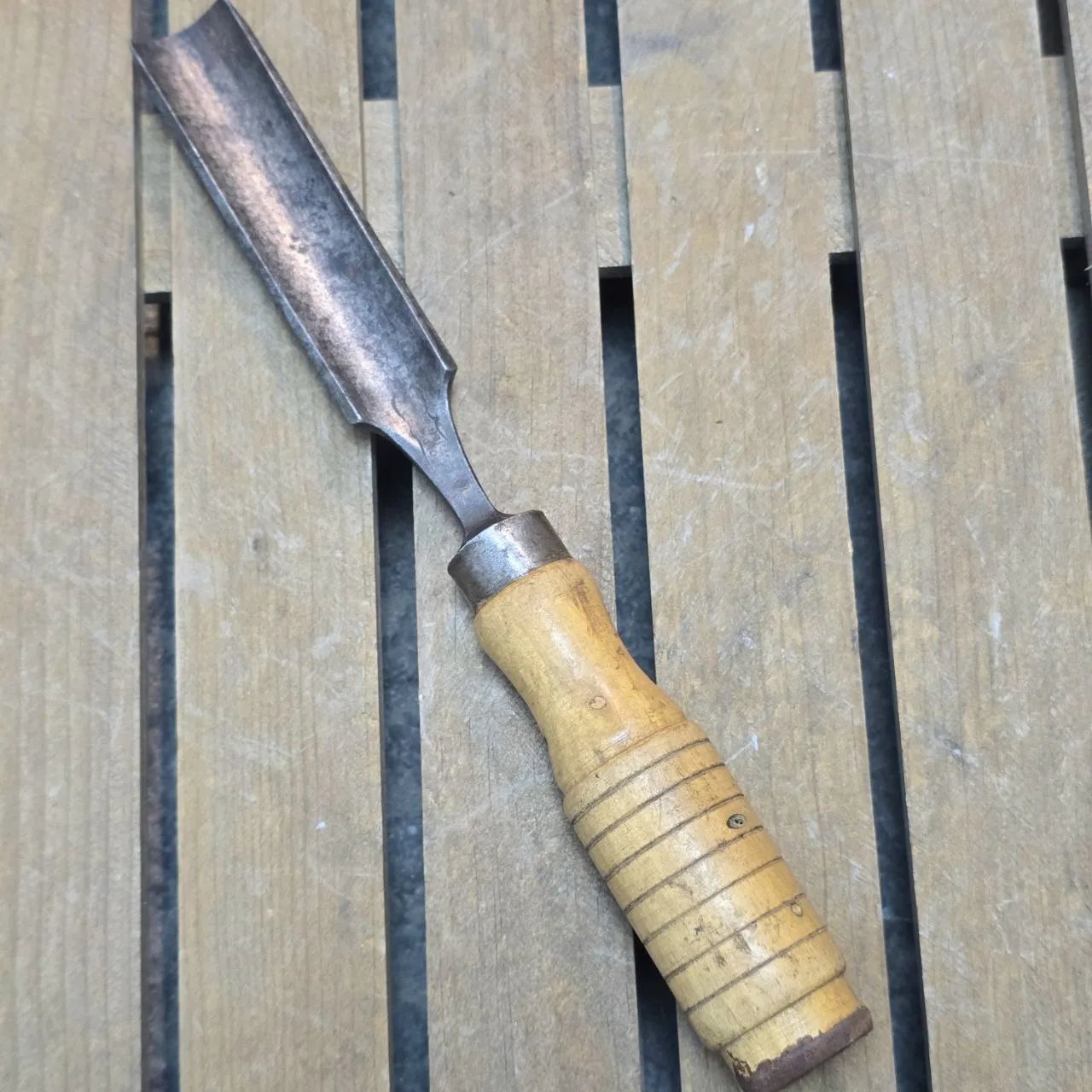 Lote siguiente: Gubia de madera con cuchilla metálica