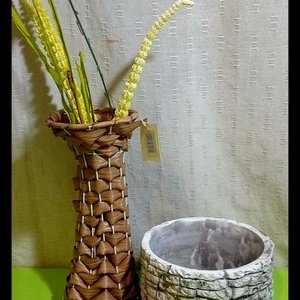 Lote siguiente: Maceta Cerámica Artesanal Estilo Piedra con Florero y Vela Aromática