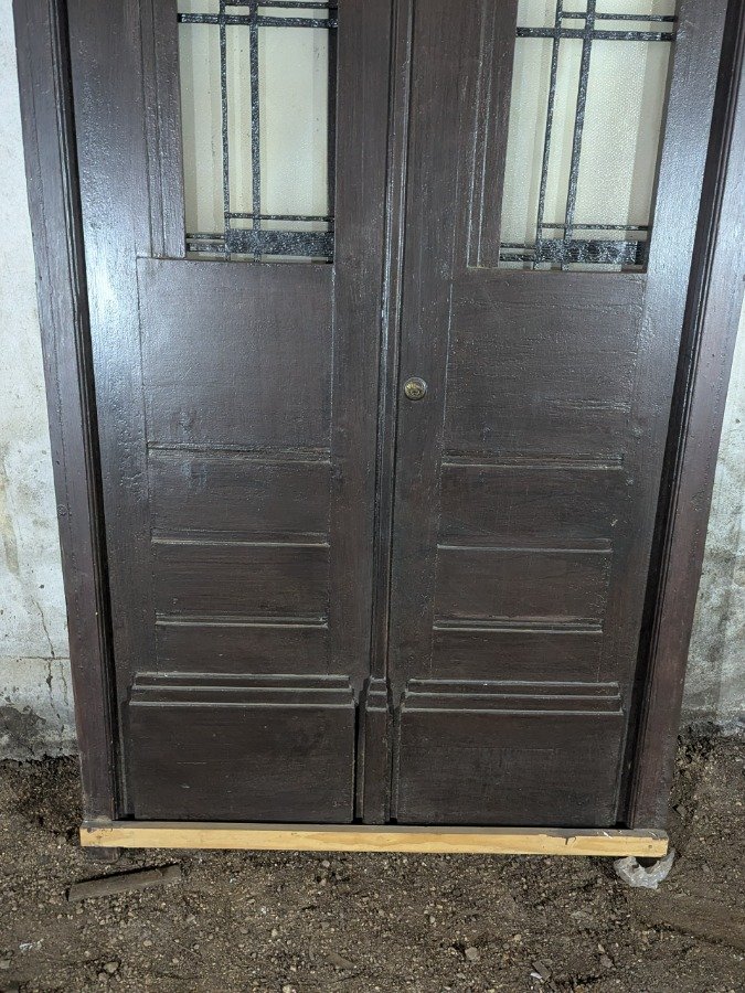 Puerta antigua de cedro con reja y marco de pinotea - imagen 5