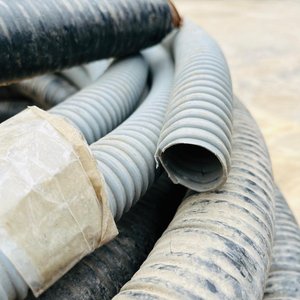 Dos Rollos de Caño Corrugado Negro y Gris para Construcción - imagen 3