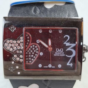 Reloj Pulsera Q&Q Quartz Water Resist Caja Plateada Cuadrante Bordó con Corazones y Flores - imagen 2